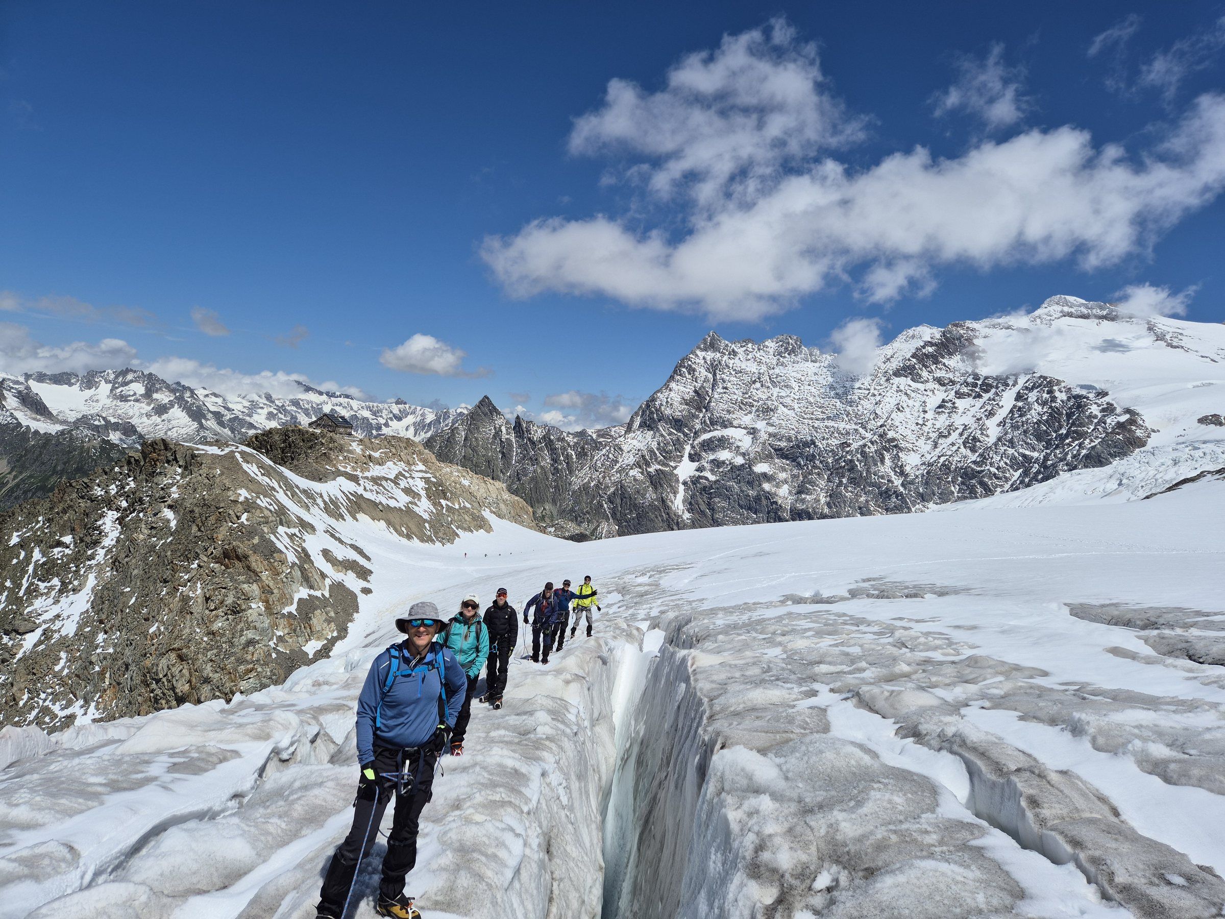 Seilschaft quert einen zerklüfteten Gletscher