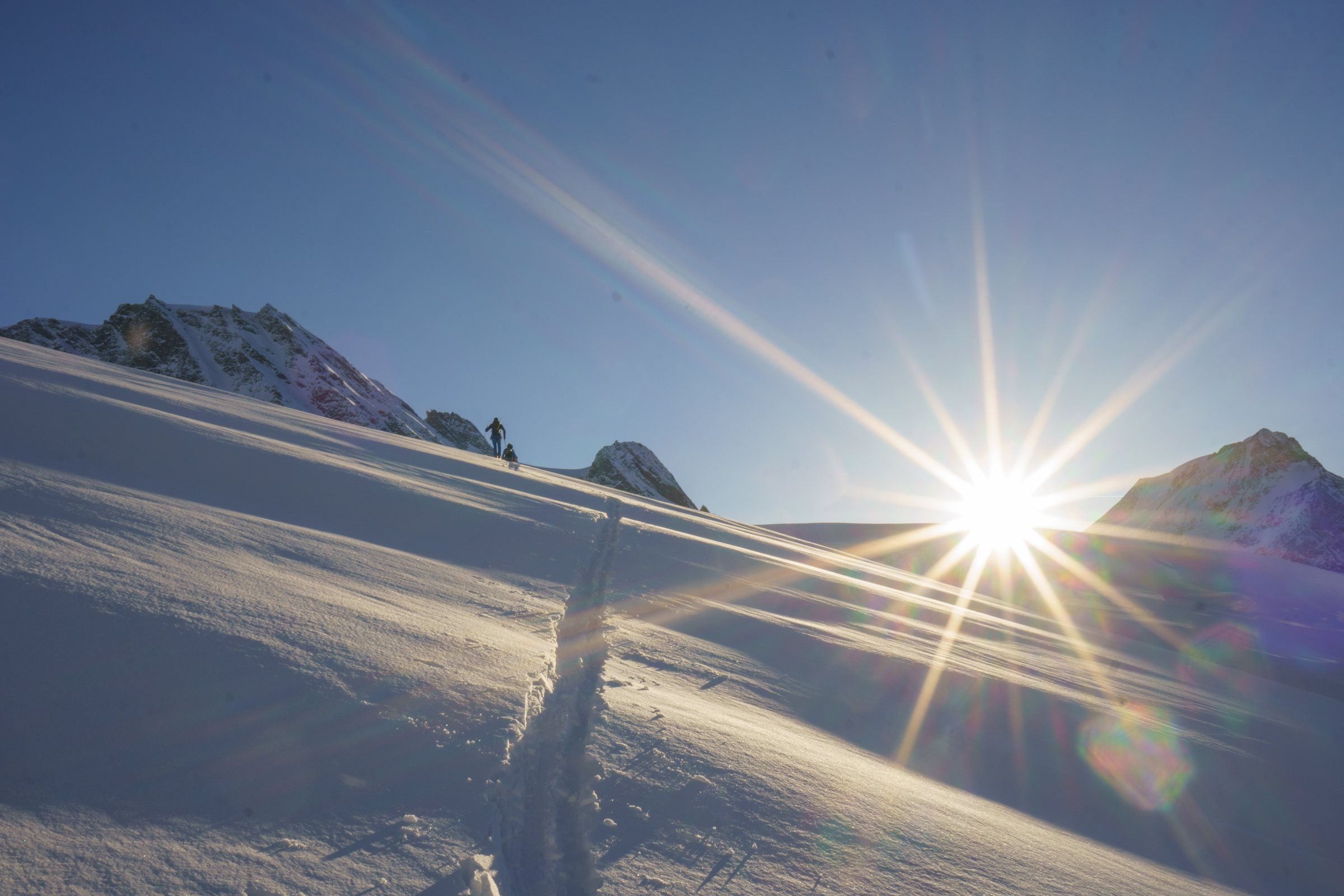 Aufstiegsspur im Gegenlicht der Sonne